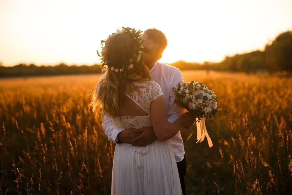 Siegen Brautpaar wird Hochzeitsfotograf im Siegerland fotografiert