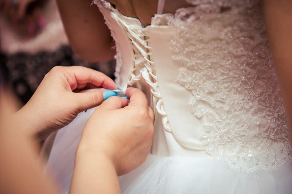 Brautmode im Siegerland zieht Hochzeitskleid in siegen