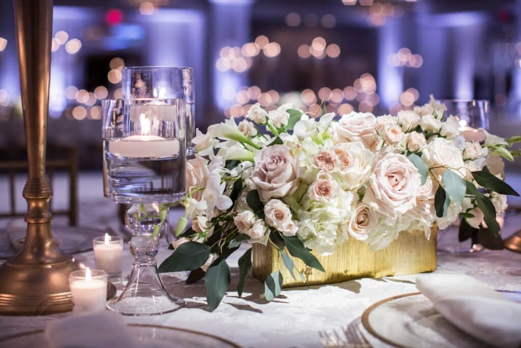 Hochzeitslocation in Siegen mit dekoriertem Tisch vom Siegerland
