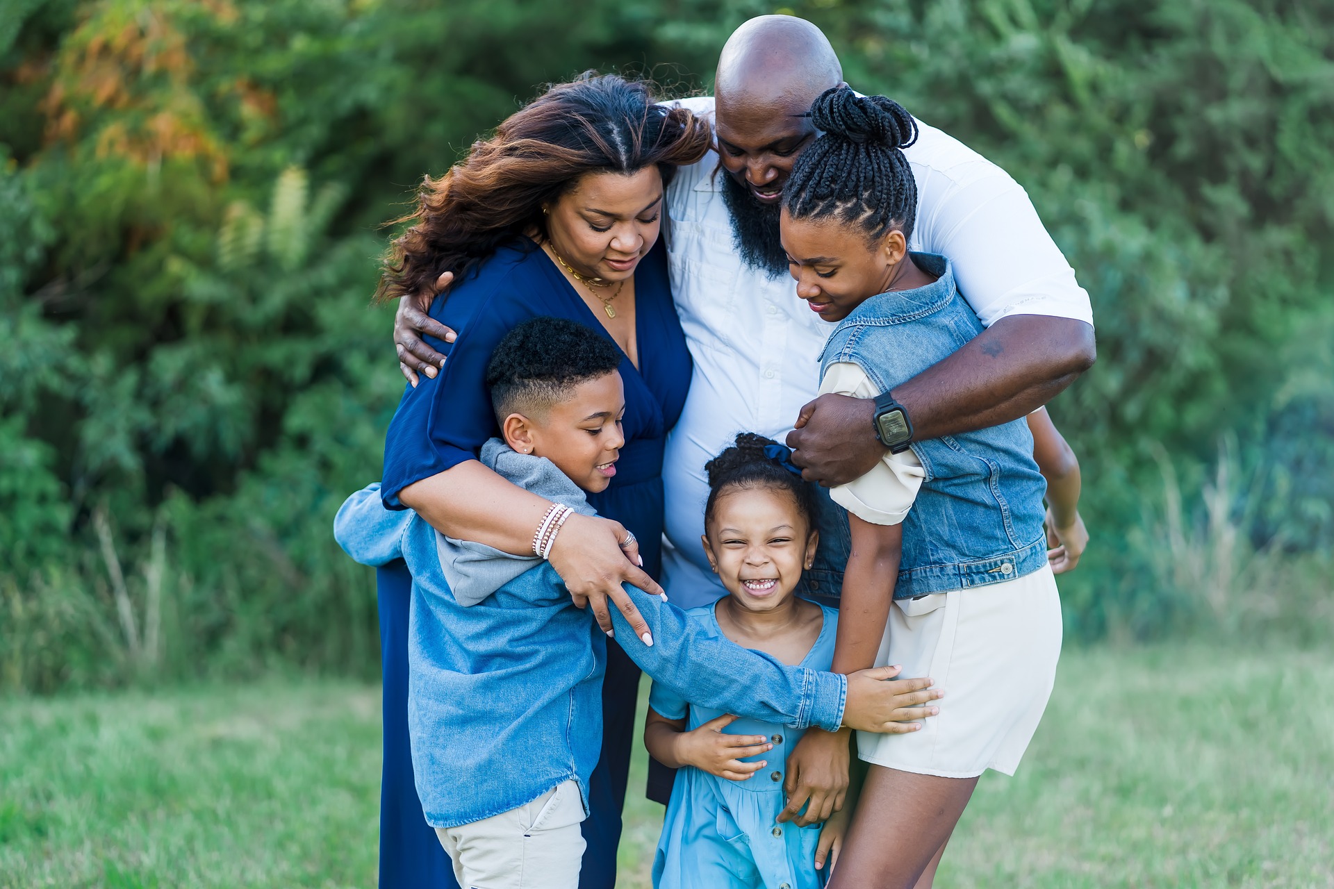 Eine Familie lächelt sich umarmend in die Kamera bei einem Fotoshooting in Siegen