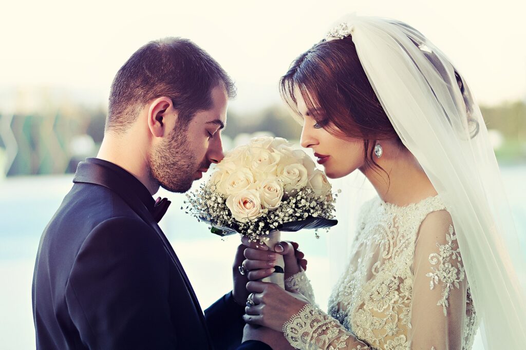 Ehepaar mit einem weißen Blumenstrauß in den Händen
